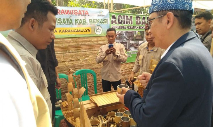 Pasar Pasisian Leuweung Diresmikan di Hutan Kota Alun-alun Ajarwana oleh Pj Bupati Bekasi (Diskominfo Kab. Bekasi)