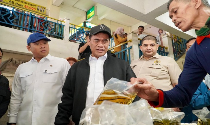 Sidak Pasar Tagog, Mentan Amran: Tak Ada Toleransi Harga di Atas HET. (Foto: dok. Kementan)