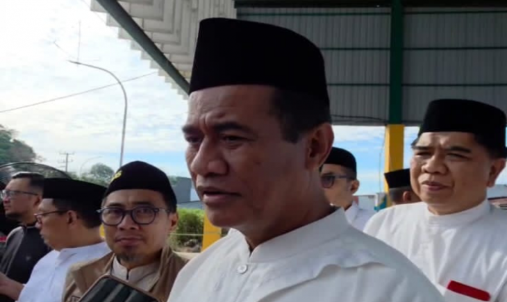 Mentan Andi Amran Sulaiman menunjukkan keteladanan dalam perayaan Iduladha 1446 H dengan membagikan 62 ekor hewan kurban ke berbagai daerah di Indonesia. (Foto: dok. Kementan)