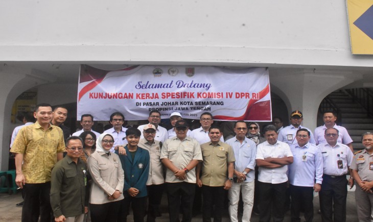 Komisi IV DPR RI bersama Kementerian Pertanian meninjau ketersediaan dan harga pangan di Pasar Johar serta Gudang Bulog Palebon, Semarang. (Foto: Dok. Kementan)