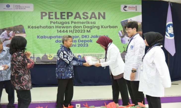 Wakil Rektor IPB University Bidang Pendidikan dan Kemahasiswaan, Prof drh Deni Noviana. Melepas Para Petugas Pemeriksa Hewan dan Daging Kurban. (Foto: Dok. IPB)