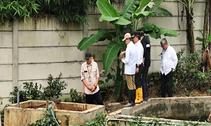 Foto: Herman Suryatman di Tempat Pemrosesan Akhir (TPA) Sarimukti, Kabupaten Bandung Barat, Selasa (24/12/2024). 