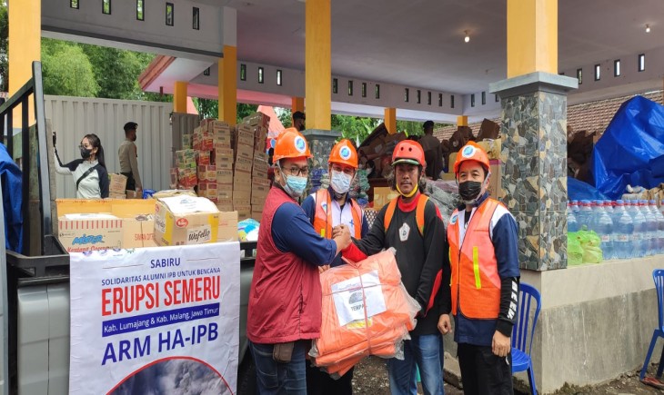 Foto : ARM HA-IPB dan DPD HA-IPB Jatim, dengan Dukungan Gemapalu, Menyalurkan Bantuan untuk Desa yang Terdampak Erupsi Gunung Semeru.