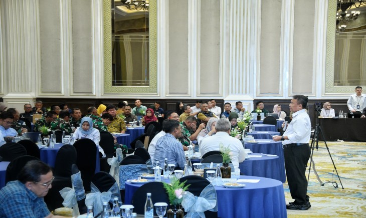 Sekda Jabar Herman Suryatman memberikan arahan pada FGD 'Evaluasi Upaya Mitigasi Sampah di Sungai Citarum' di Papandayan Hotel, Kota Bandung, Selasa (12/11/2024).
