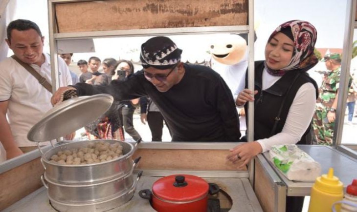 Bupati Boyolali M Said Hidayat dalam kegiatan Boyolali Expo mengecek langsung produk UMKM (Diskominfo Kab.Boyolali)