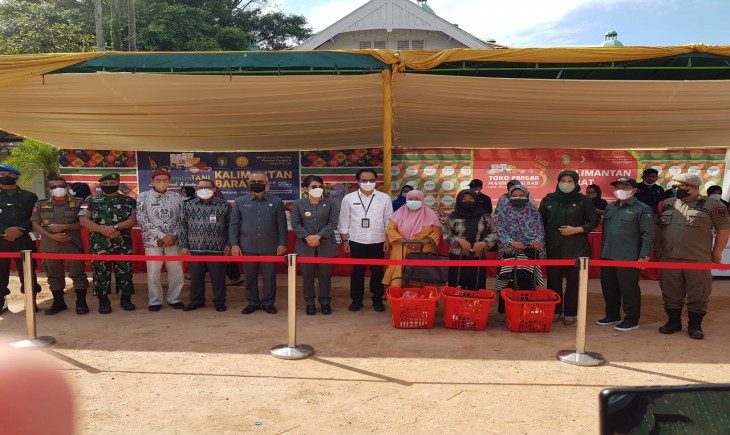 Foto : Pelaksanakan Gelar Pangan Murah (GPM) di Halaman Mess Daerah Singkawang pada Kamis (27/4).