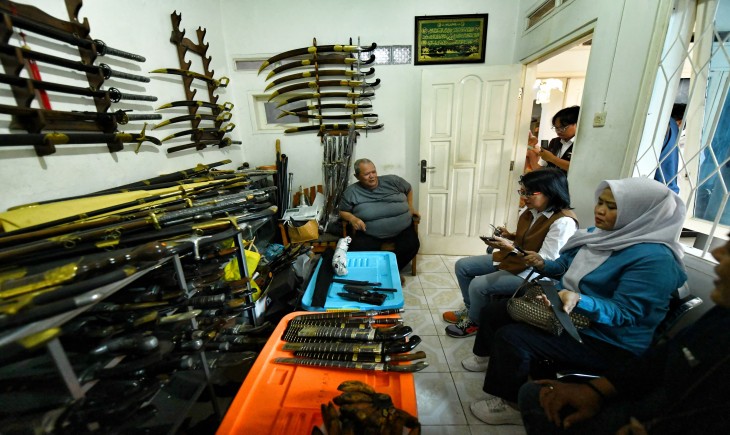 Penjabat Ketua Dewan Kerajinan Nasional Daerah (Dekranasda) Provinsi Jawa Barat Amanda Soemedi Bey Machmudin mengunjungi sentra Produk Logam (Golok Pusaka) H. Aas di Desa Cibatu, Kec. Cisaat, Kab. Sukabumi, Senin (10/2/2025).(Foto: Biro Adpim Jabar)