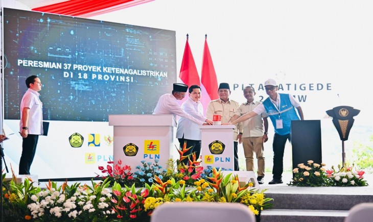Pj Gubernur Jawa Barat Bey Machmudin mendampingi Presiden RI Prabowo Subianto meresmikan 37 proyek strategis ketenagalistrikan nasional di Kawasan PLTA Jatigede, Kab. Sumedang, Senin (20/1/2025). Foto :Laily Rachev - Biro Pers Setpres