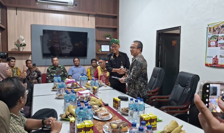 Plt. Kepala BPPSDMP, Dedi Nursyamsi berkesempatan melakukan audiensi dengan Penjabat Bupati (Pj) Kabupaten Tapin, M. Sayrifuddin, di Kantor Dinas Pertanian Kabupaten Tapin, Kamis (18/07/2024). (Foto: Dok. Kementan)