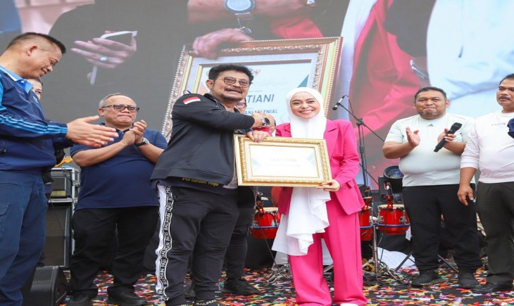 Mentan Syahrul Yasin Limpo memberikan sertifikat Duta Petani Milenial pada penyanyi dangdut Lestiani alias Lesti Kejora.