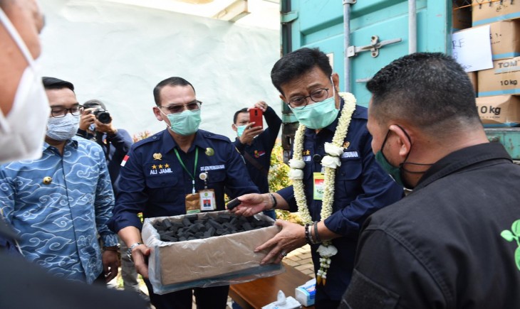 Foto : Mentan Syahrul Yasin Limpo Melepas Ekspor 26 ton Briket Arang Kelapa ke Negara Tujuan UMM QASR, Irak