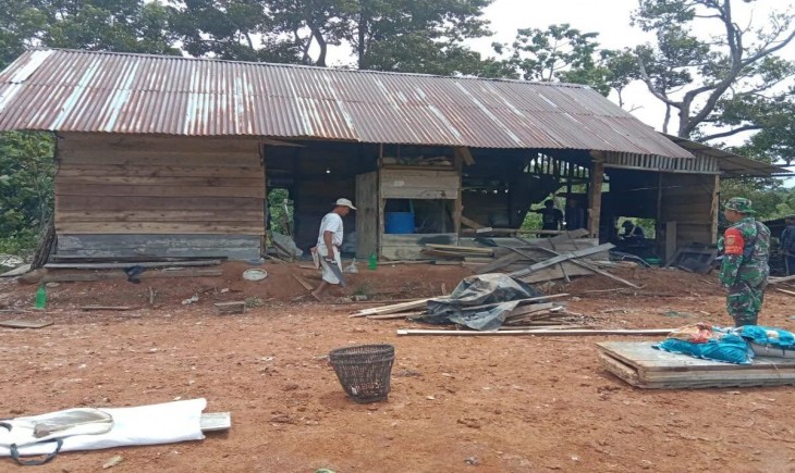 Rumah salah seorang warga bernama Sutik di Suoh, Lampung Barat yang dirusak gajah liar. (Foto: ANTARA/HO-Satgas Konflik Gajah Suoh)