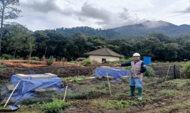 Prof. Sukir saat menunjukkan lokasi MAGDAS di Lab. UB Cangar. (Foto: Dok Pribadi Prof Sukir/Prasetya UB)