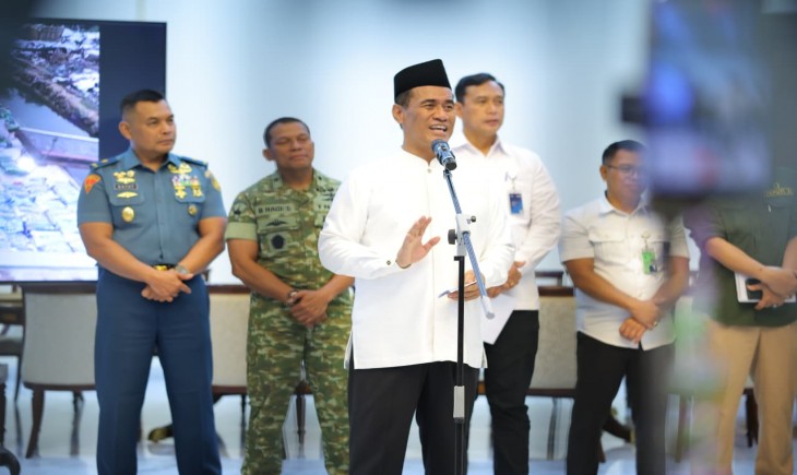 Foto: Mentan Amran setelah penyegelan 250 ton beras ilegal di Sabang pada Minggu (23/11/2025).