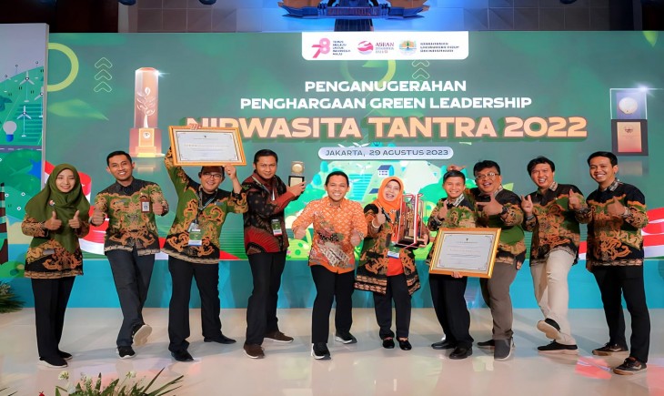 Thoriqul Haq beserta jajarannya, usai menerima penghargaan, di Gedung Manggala Wanabakti Kantor Kementerian Lingkungan Hidup dan Kehutanan, Jakarta (diskominfo Lumajang).