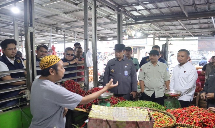 Penjabat (Pj) Gubernur Kepulauan Bangka Belitung, Sugito blusukan ke pasar Ratu Tunggal. (Foto: dok. babelprov.go.id)