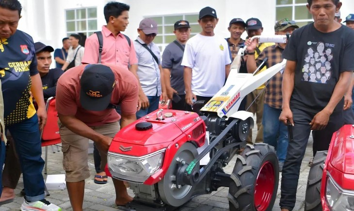Pemkab Banggai menyalurkan bantuan alsintan berupa hand tractor kepada kelompok tani di Banggai, Sulteng. (Foto : Antara/HO-DKISP Banggai)