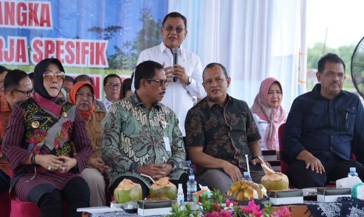 Rombongan Anggota Komisi IV DPR RI bersama Kementan mengunjungi langsung salah satu daerah yang terdampak kekeringan akibat El Nino di Desa Tlingsing Kecamatan Cawas Klaten Jawa Tengah. (Dok. Kementan)