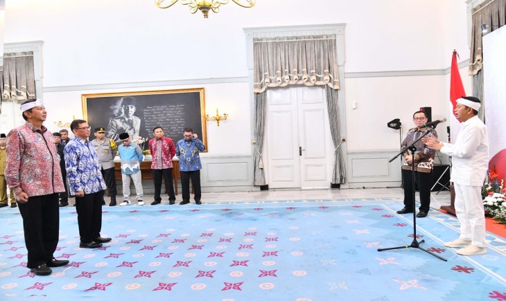 Foto: Gubernur Jabar Dedi Mulyadi saat pengukuhan Kepala OJK Jabar yang baru di aula Gedung Sate Bandung, Selasa (25/3/2025).