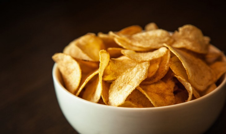 Perbandingan antara keripik panggang dan keripik goreng. (Foto : Pixabay)