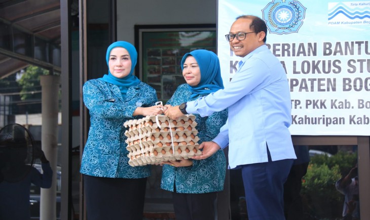 BANTUAN : TP PKK Kabupaten Bogor menerima bantuan telur untuk disalurkan di 12 Kecamatan (Pemkab Bogor)