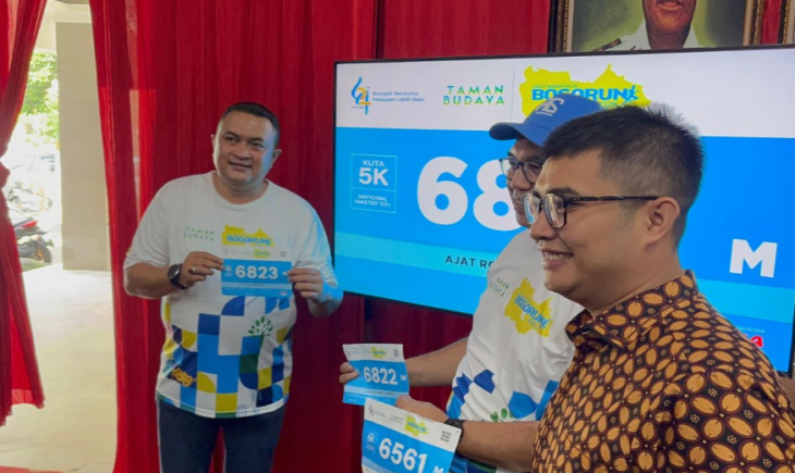 Foto: Bupati Bogor Rudy Susmanto saat menunjukkan nomor dada untuk event Taman Budaya Bogor Run pada konferensi pers di Aula Tegar Beriman Cibinong Kabupaten Bogor Jawa Barat, Jumat (9/5/2025).