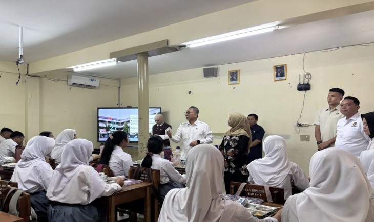 Menko Pangan, Zulkifli Hasan tinjau program MBG di Jakarta Utara. (Foto: Instagram @zul.hasan)