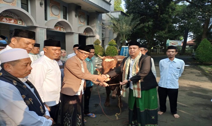 Pj Wali Kota Bogor Hery Antasari menyerahkan hewan kurban Sapi berjenis limosin dengan bobot 450 kilogram ke Masjid Raya. (Diskominfo)