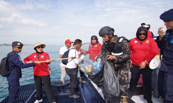 KKP mengumpulkan sampah dalam kegiatan patroli pencemaran laut (kkp.go.id)