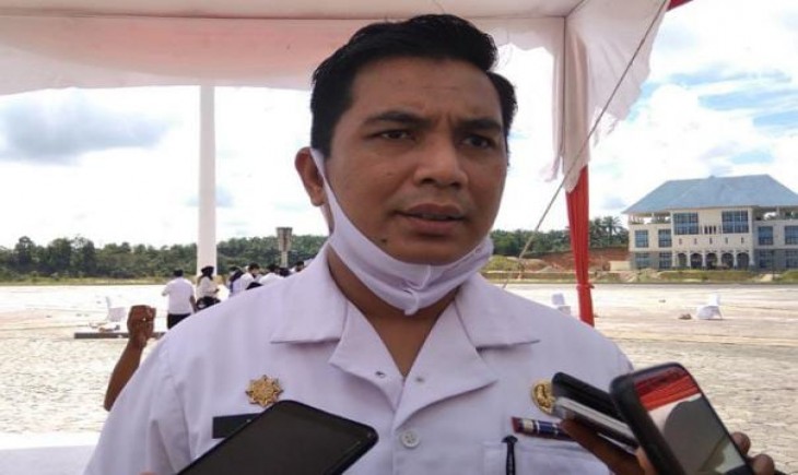 Kadisperindag Pekanbaru, Zulhelmi Arifin memberikan keterangan. (Pemda Pekanbaru)