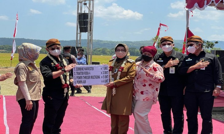 Foto : Penyerahan Kredit Usaha Rakyat (KUR) Kepada Sejumlah Petani di Kabupaten Sukoharjo, Jawa Tengah.