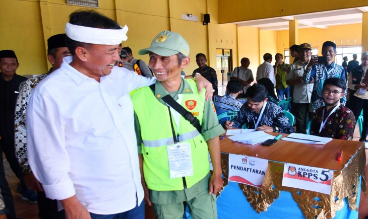 Sekda Jabar Herman Suryatman melaksanakan monitoring Pemungutan Suara Ulang Kabupaten Tasikmalaya di TPS 010 Kp. Babakan Kaliki, RT/RW 04/07, Ds Mangunreja, Kec. Mangunreja, Kab. Tasikmalaya, (19/4/2025).