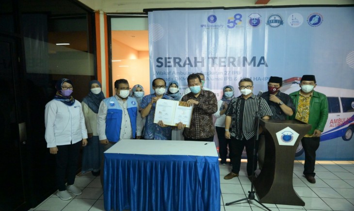 Foto : Wakaf Mobil Ambulans Yang Diserahterimakan Secara Resmi Kepada DPP Himpunan Alumni IPB.
