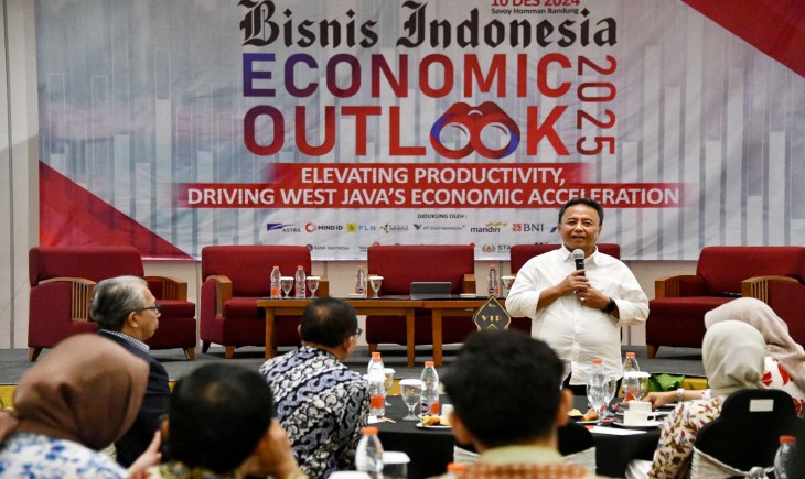 Sekda Jabar Herman Suryatman menghadiri Bisnis Indonesia Economic Outlook 2025, dengan tema ”Elevating Productivity, Driving West Java’s Economic Acceleration” di Savoy Homann Hotel, Kota Bandung, Selasa (10/12/2024).(Foto: Rizal Fs/Biro Adpim Jabar)