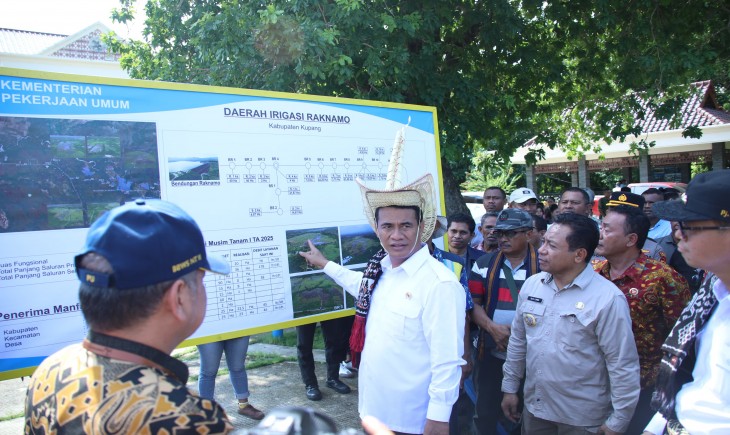 Mentan Amran saat meninjau bendungan di Kabupaten Kupang, NTT, pada Jumat (24/1/2025). (Foto: Dok. Kementan)
