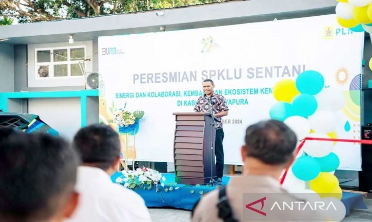 Sekretaris Dinas Pertanahan, Perumahan dan Kawasan Permukiman (DP2KP) Kabupaten Jayapura Greg V Yoku saat memberikan sambutan pada peluncuran stasiun pengisian kendaraan listrik umum di Sentani. (Foto : ANTARA/Yudhi Efendi)