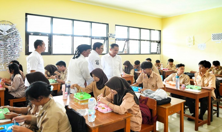 Foto: Penjabat Gubernur Jawa Barat Bey Machmudin meninjau pelaksanaan Makan Siang Gratis di SMA Negeri 5, Kota Sukabumi, Rabu (8/1/2025).