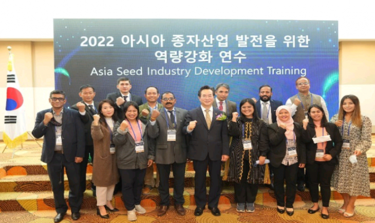 Foto : Chung Hwang-keun as Minister of Agriculture, Food and Rural Affairs Republic of Korea dan ke-14 peserta pelatihan dalam acara UPOV Simposium di Seoul pada tanggal 6 Oktober 2022. (Sumber foto : Rotua Melisa Sidabutar).
