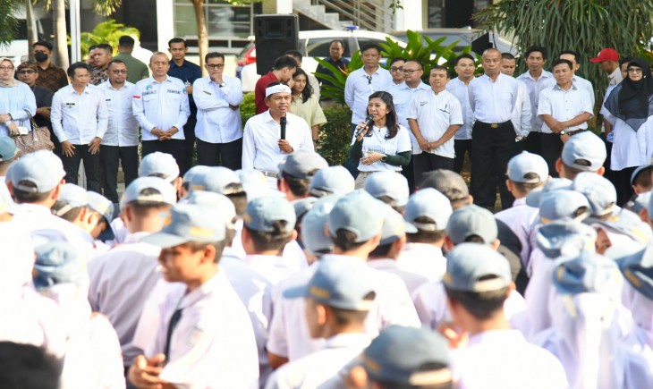 Gubernur Jabar Dedi Mulyadi bersama Menteri Komunikasi dan Digital Meutya Hafid melakukan Sosialisasi PP No. 17 Tahun 2025 (PP Tunas) di SMAN 2 Purwakarta, (14/5/2025). (Foto : Angga Yogaswara - Biro Adpim Jabar)