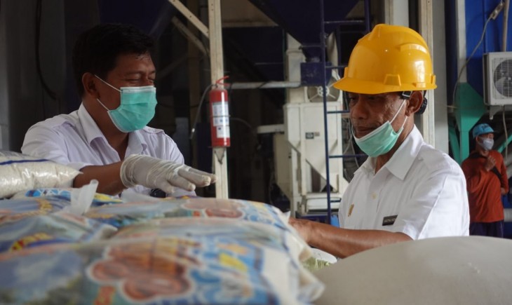 Foto : Kepala Badan Ketahanan Pangan Agung Hendriadi saat meninjau Unit Penggilingan Padi (UPP) PT. Pertani di Banyuwangi.