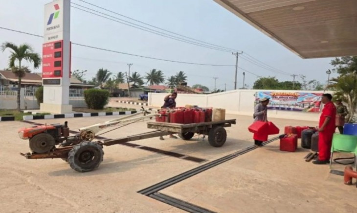 Petani membeli BBM untuk kebutuhan usaha tani di SPBU 86.996.01di Kampung Amunkay, Distrik Tanah Miring, Kabupaten Merauke, Papua Selatan.(Foto: ANTARA/HO-Dok. Bustomi)