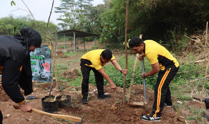 PENGHIJAUAN : Jajaran Humas Polres Bogor melakukan penghijauan di sekitar Cibinong Raya (Egi/Pangannews.id)