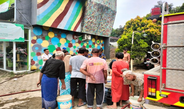 DISTRIBUSI : Penyaluran suplai air untuk warga Desa Cibatok 1, Kecamatan Cibungbulang, Kabupaten Bogor. (Nicko/Pangannews.id)