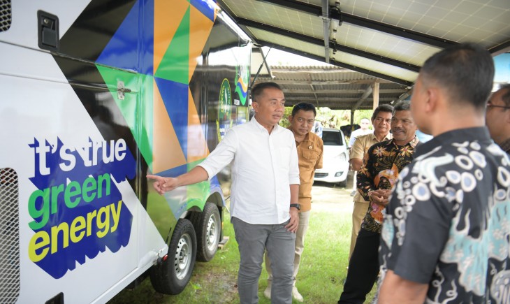 Pj Gubernur Jawa Barat Bey Machmudin meninjau Mobile Cold Storage dari Program Hibah Kompetitif Institut Teknologi Bandung di KUD Mandiri Mina Fajar Sidik, Kec. Blanakan, Kab. Subang (3/2/2025).(Foto: Biro Adpim Jabar)