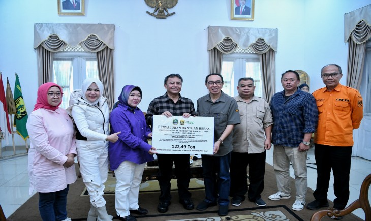 Sekdaprov Jawa Barat Herman Suryatman menyerahkan bantuan Beras Cadangan Pangan (CPPD) Provinsi Jabar di Pendopo Kabupaten Sukabumi, Jalan A. Yani, Kota Sukabumi, Sabtu (28/12/2024).(Foto: Biro Adpim Jabar)