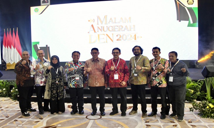 Pemda Provinsi Jawa Barat melalui Sekda Jabar Herman Suryatman menerima penghargaan Anugerah Dewan Energi Nasional (DEN) Tahun 2024 di Jakarta Convention Center, Rabu (11/12/2024).(Foto: Biro Adpim Jabar)