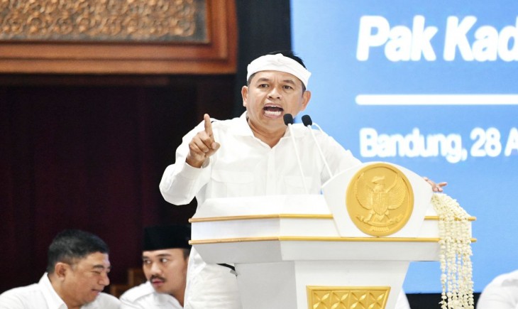 Gubernur Jawa Barat Dedi Mulyadi bersama Sekda Jabar Herman Suryatman mengikuti Rapat Koordinasi Gawe Rancage Pak Kades Jeng Pak Lurah di Kota Bandung, Senin (28/4/2025).(Foto: Rizal FS/Biro Adpim Jabar)