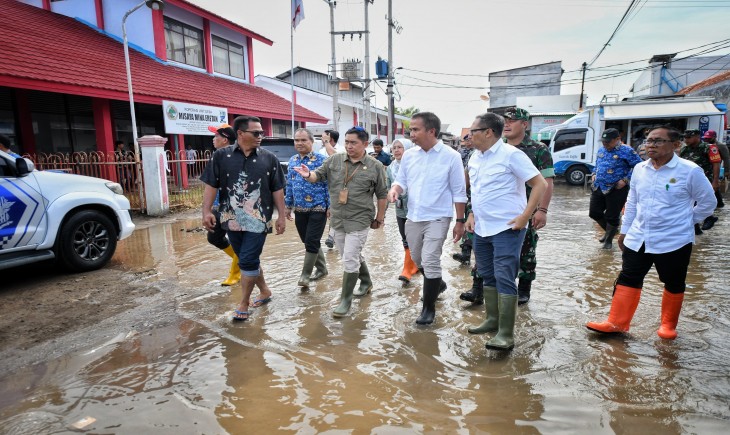 Penjabat Gubernur Jawa Barat Bey Machmudin meninjau lokasi bencana banjir rob dan revitalisasi Tempat Pelelangan Ikan (TPI), serta berdialog dengan nelayan di Desa Eretan Kulon, Kandanghaur, Kabupaten Indramayu, Senin (18/11/2024).(Foto: Biro Adpim Jabar)