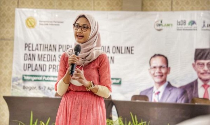 Foto : Project Manager Upland Project, Farakka Sari dalam acara pelatihan publikasi media online dan media sosial.