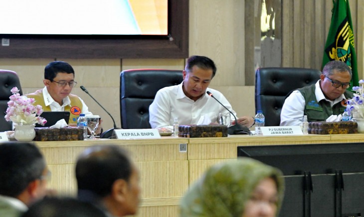 Foto: Pj Gubernur Bey Machmudin saat rapat koordinasi membahas hunian tetap korban bencana dengan BNPB dan Pemda Kabupaten Sukabumi, di Aula Setda Pemda Kabupaten Sukabumi, Rabu (8/1/2025).